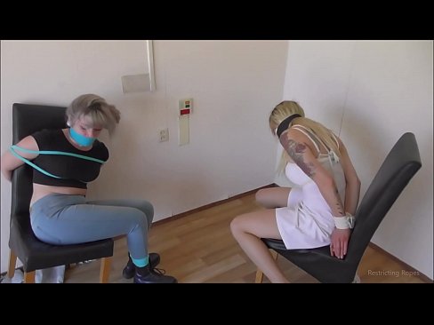 ❤️ Tràilleach / ceangailte agus gagged / nighean ann an àmhghar Bhidio porn leinn ❌️