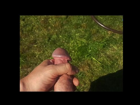 ❤️ Bidh hottie a 'faighinn a pussy pinc fucked agus cums le squirt ann an gàrradh samhraidh Bhidio porn leinn ❌️